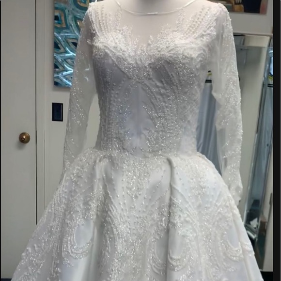 Wedding dress for sale. It comes with a long veil and under skirt puffer.